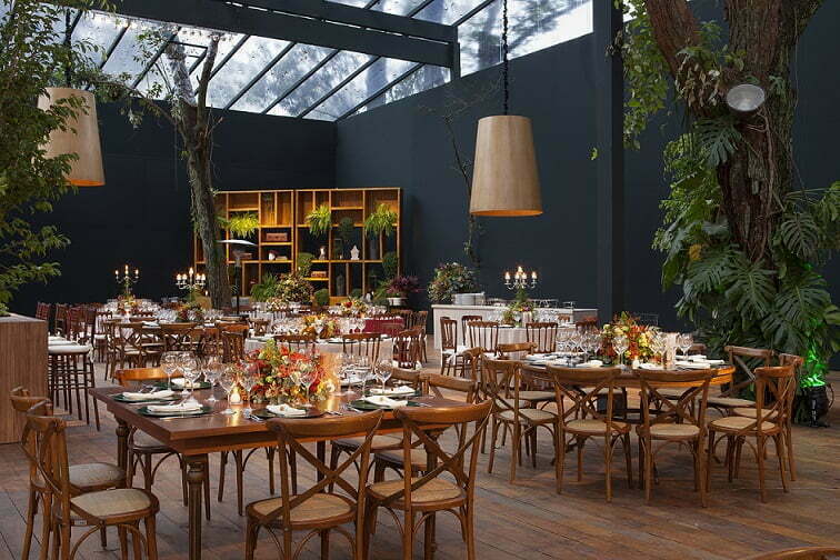 decoração de casamento rústica com cadeiras e mesas de madeira