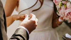 noivos colocando a aliança de casamento