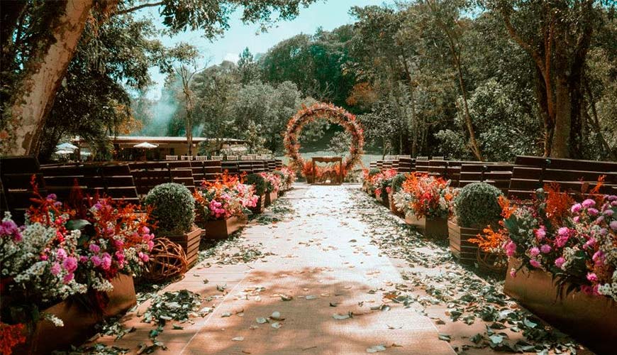 Casamento rústico romântico com cerimônia ao ar livre no Pará