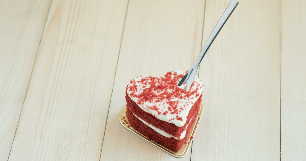 bolo vermelho e branco de coração