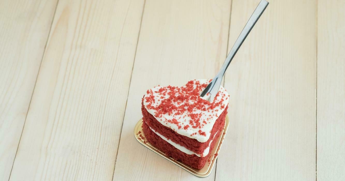 bolo vermelho e branco de coração