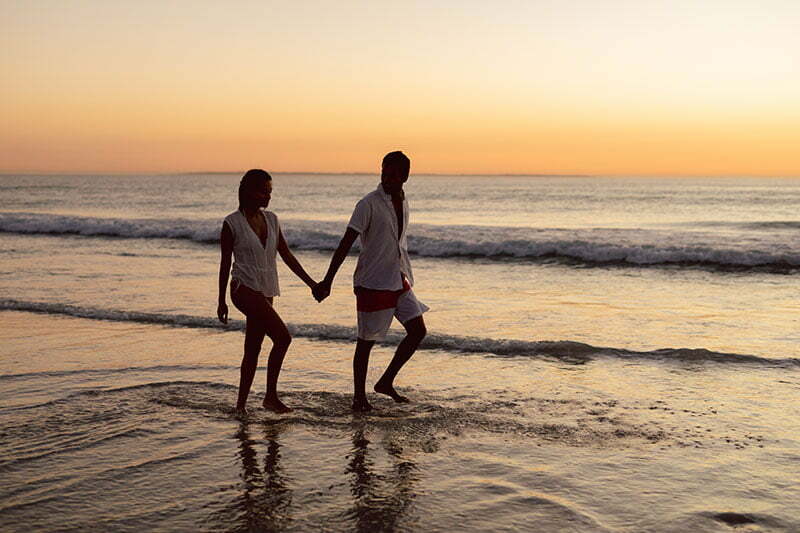 casal andando em praia na Bahia