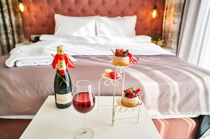 surpresa romântica no quarto do hotel para noivos