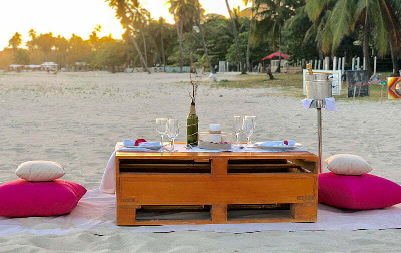 jantar romântico na praia para recém casados