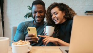 noivos com site para lista de casamento