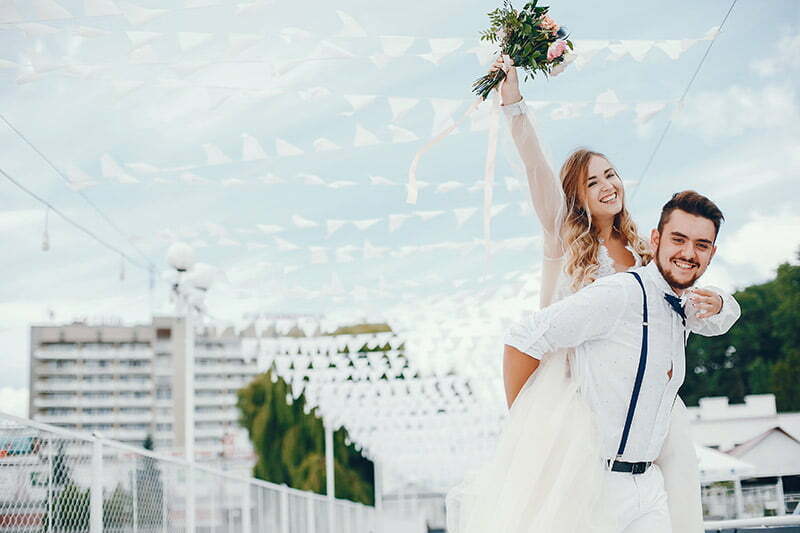 noivos comemoram sua história de amor em site de casamento