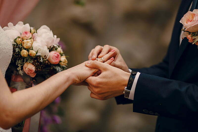 troca de alianças dos noivos durante casamento