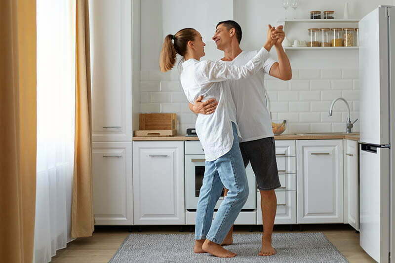 casal dançando na cozinha