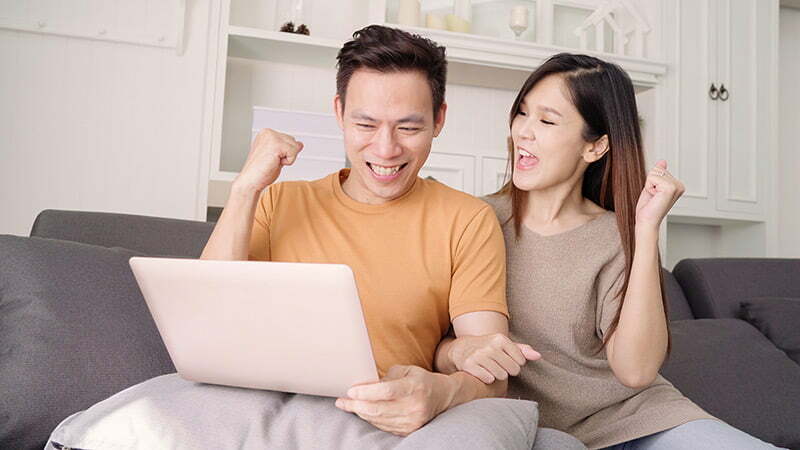 noivos pesquisam dicas para escolher site de casamento