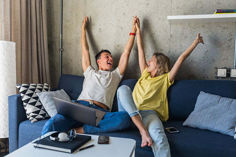noivos encontram o site de casamento perfeito