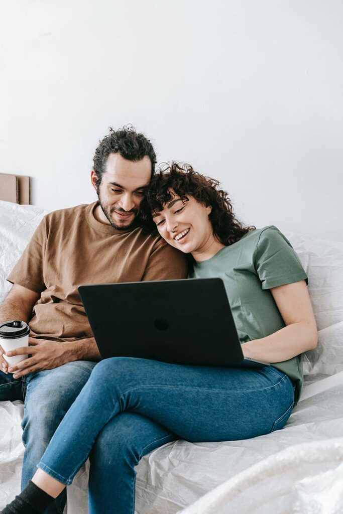 casal mexendo no laptop juntos