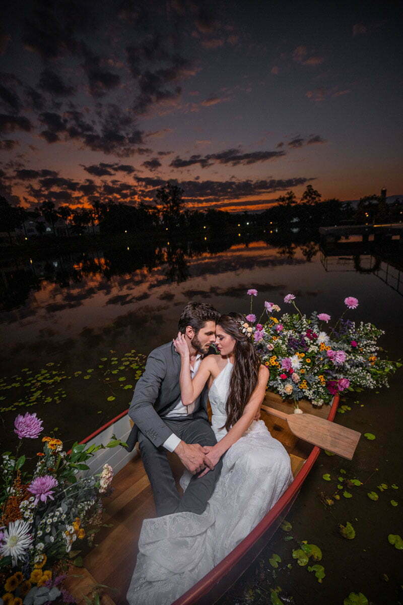 barco com noivos casamento lago