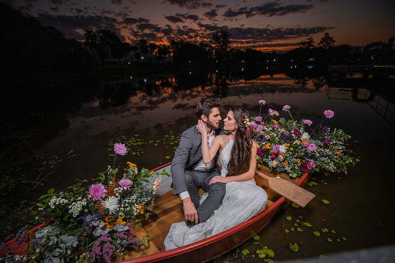 barco com noivos no lago