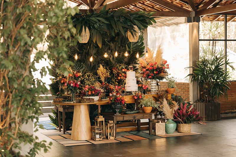 mesa de doces e bolo casamento