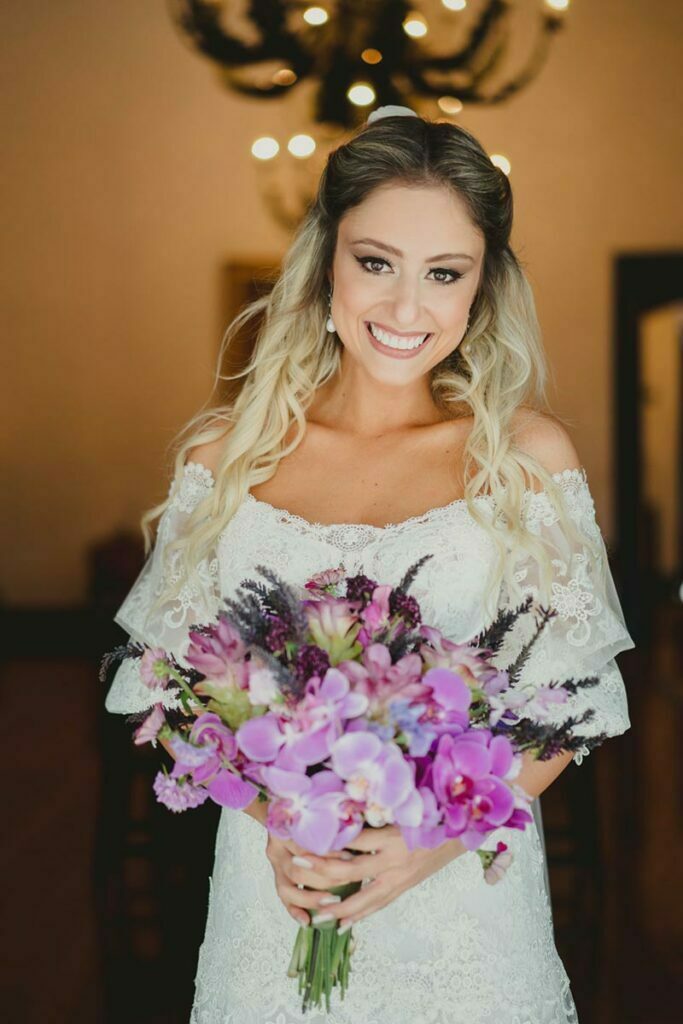 noiva com buquê casamento na fazenda