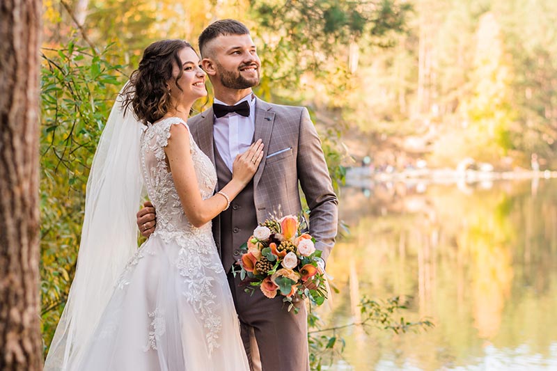 casal recebendo presentes