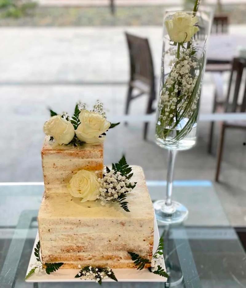 bolo de casamento civil quadrado com champagne