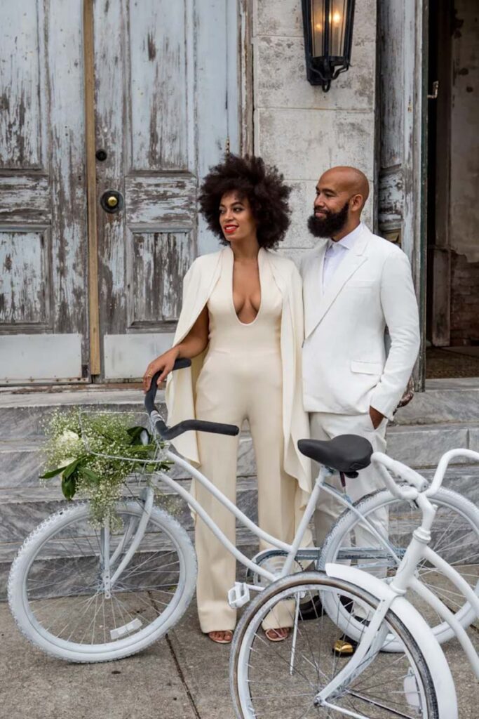 foto de um casal com uma bicicleta
