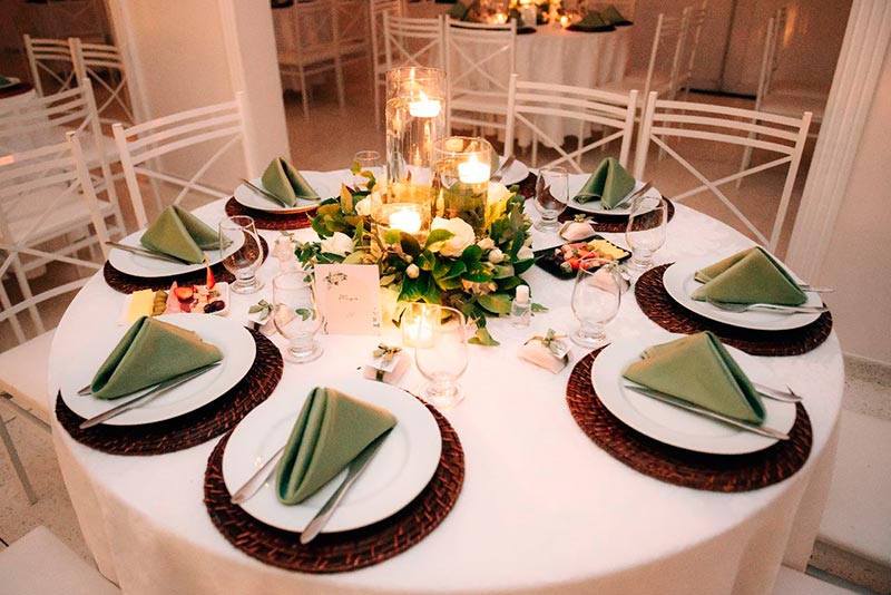 mesa com decoração de casamento com velas