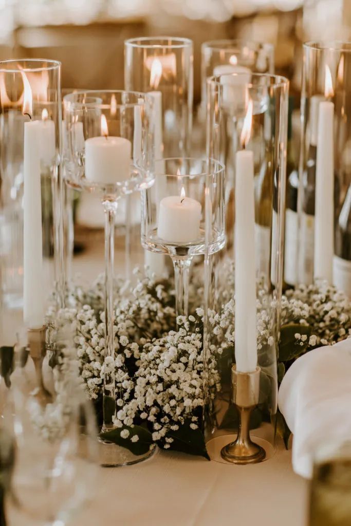 arranjo de mesa com velas e flores