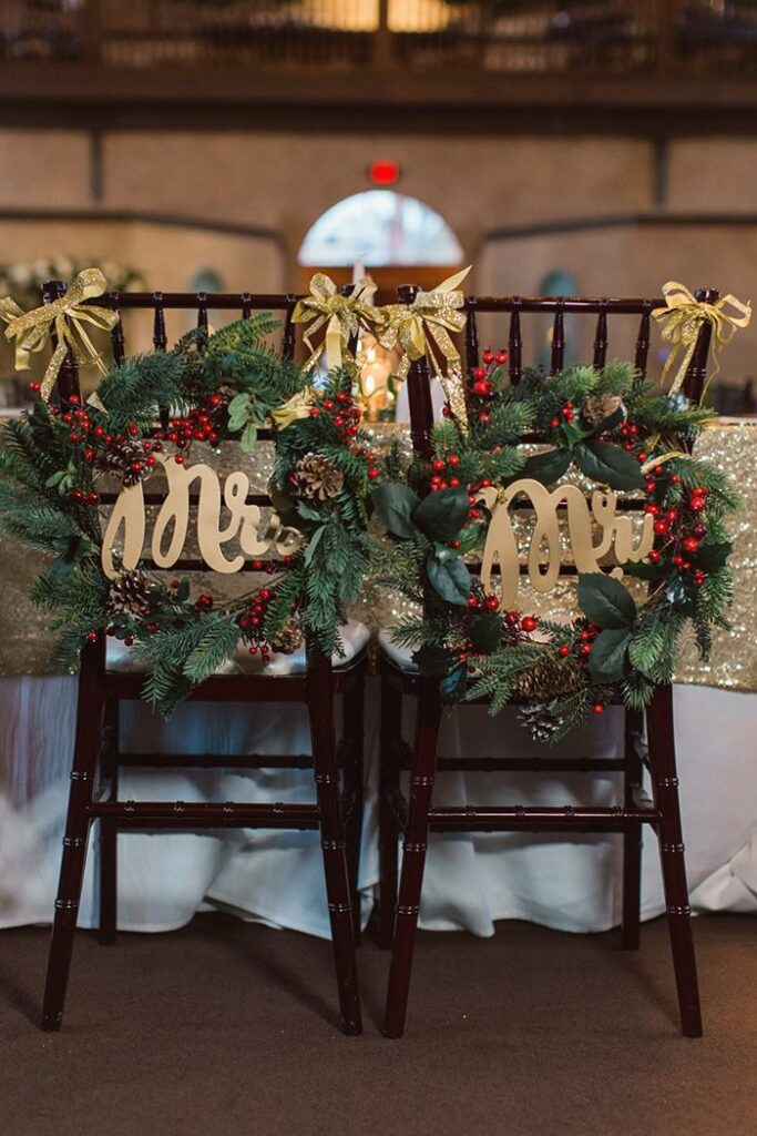 cadeiras com decoração de natal no casamento