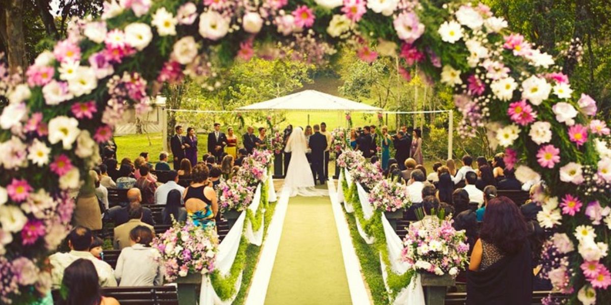 Flores da primavera na decoração de casamento