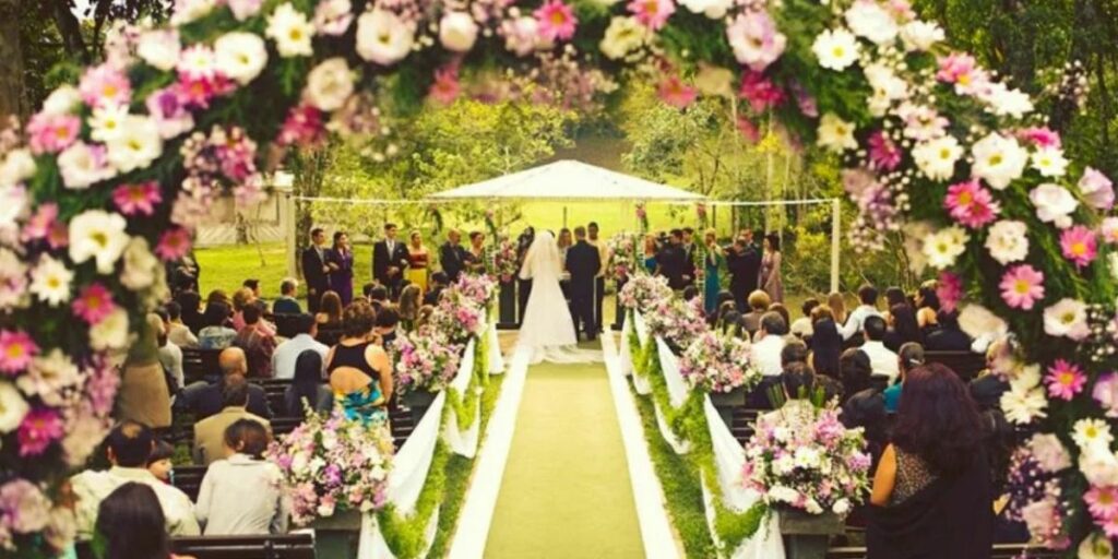 Casamento ao ar livre em novembro muitas flores